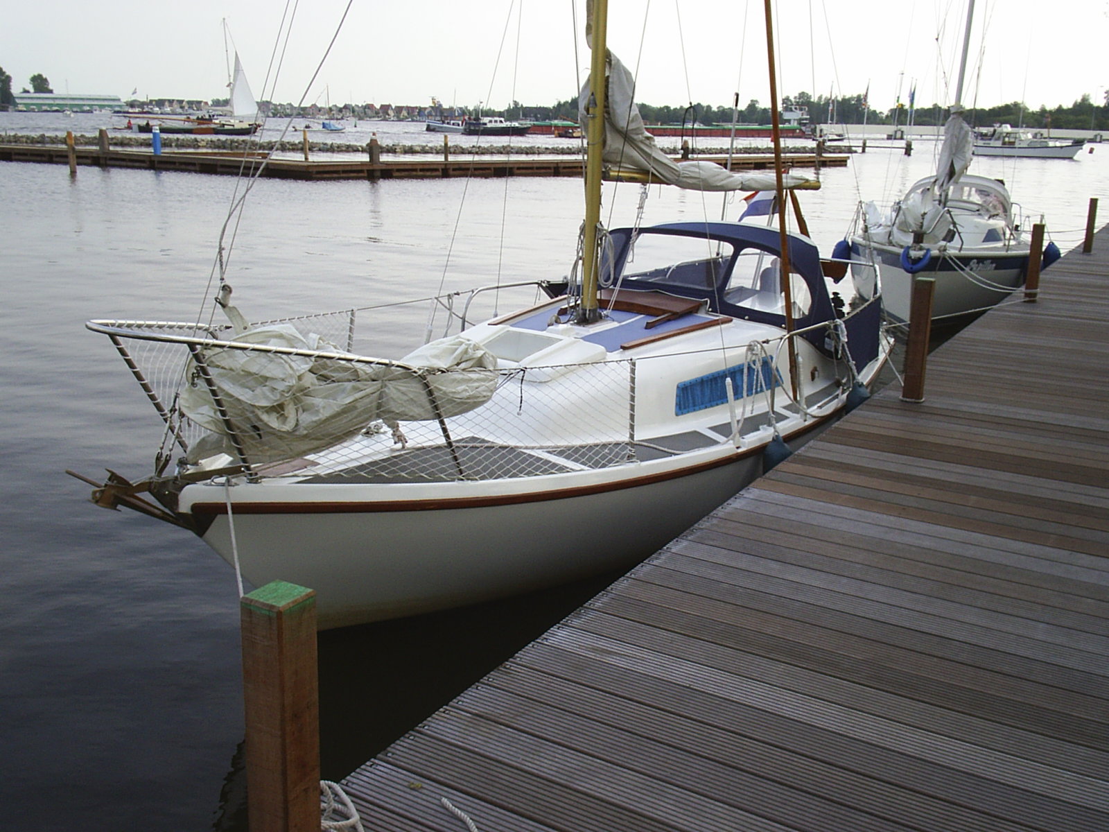 Kajuitzeilboot met buitenboordmotor